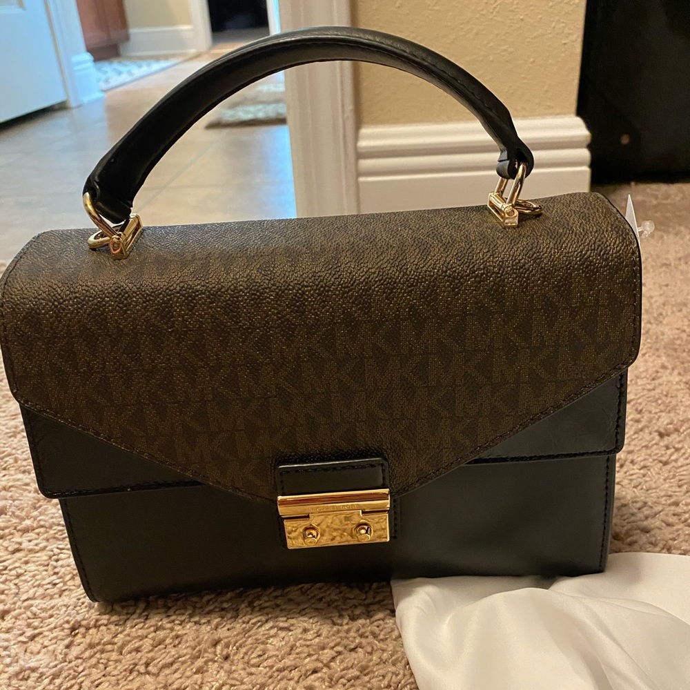 Micheal kors  cross body purse
